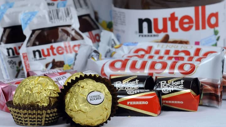 Für das Bild arrangiertes Ferrero-Sortiment mit Duplo, Ferrero Rocher, Nutella, Mon Chéri und Pocket Coffee chocolate.
