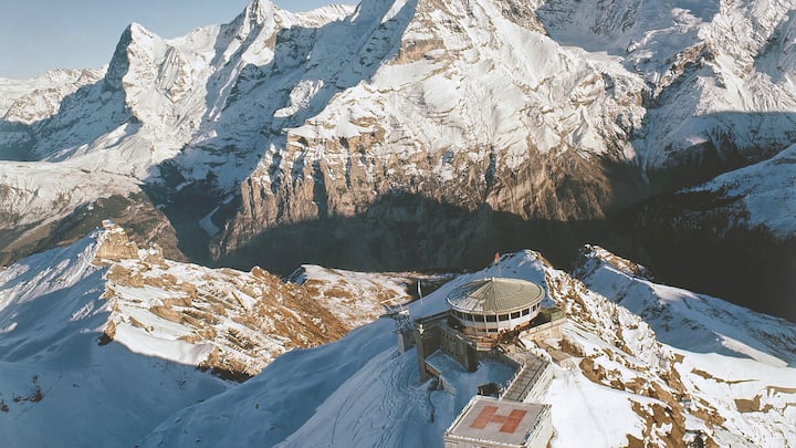 Das Drehrestaurant auf dem Gipfel des Schilthorns auf 2970 Meter Höhe. Im Vordergrund der Hubschrauberlande- platz, der für den Film auf den Berg betoniert wurde.