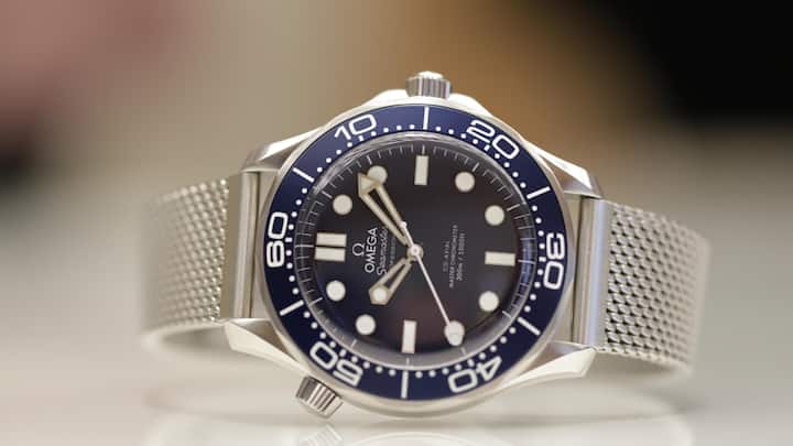 Das 60-Jahr-Leinwandjubiläum von James Bond feierte Omega mit einer blauen Seamaster Diver 300M, erkennbar unter anderem an einer 60er-Markierung auf dem Drehring und einer Animation auf der Rückseite der Uhr. 