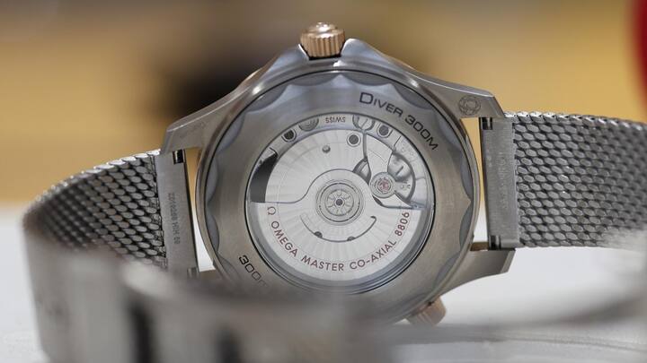 Das Kaliber 8806 bietet bei Vollaufzug 55 Stunden Gangreserve und ist als Master Chronometer zertifiziert. Bis auf die Seamaster Diver 300M «No Time To Die» verfügen alle Modelle über einen Sichtglasboden. 
