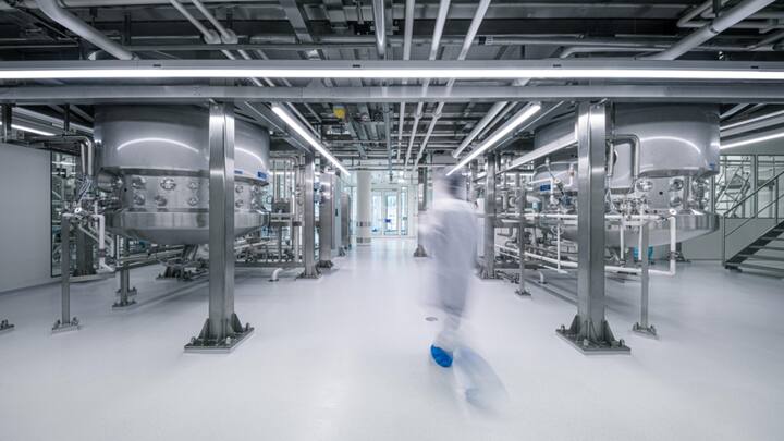 neue Produktionsplattform Lonza hat modulare Maschinerien in Visp, die auf Kundenwünsche anpassbar sind. Das spart viel Zeit.