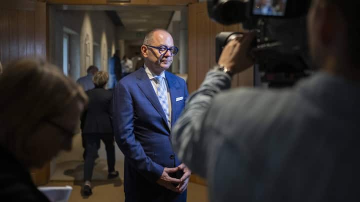 Josef Felder, Praesident des Verwaltungsrates.Flughafen Zuerich AG, spricht in einem Interview im Rathaus Hard die Debatte des Kantonsrats zum geplanten Pistenausbau am Flughafen Zuerich, aufgenommen am Montag, 28. August 2023 in Zuerich. (KEYSTONE/Ennio Leanza)