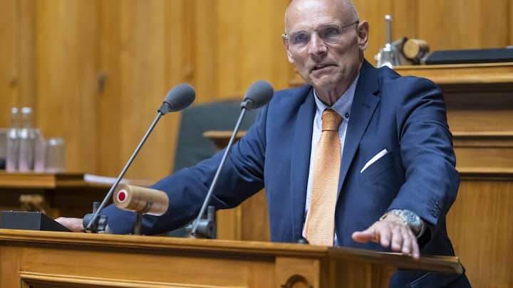 die Nationalräte Alfred Heer (o.r.) und