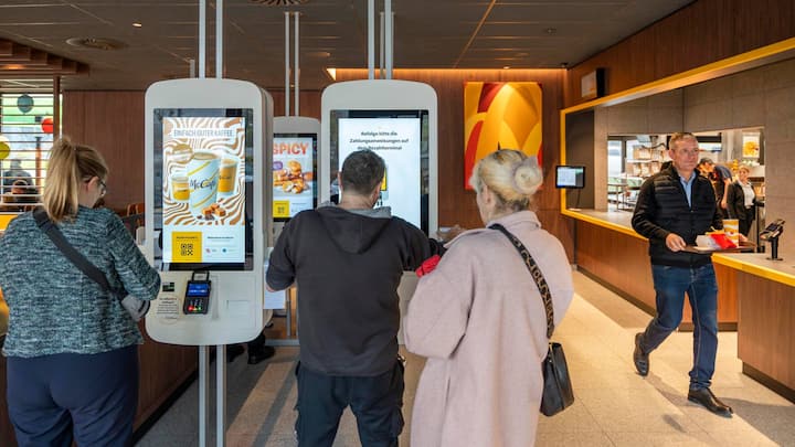 Der Grossteil der Gäste bestellt an den Bildschirmen am Eingang oder via App.