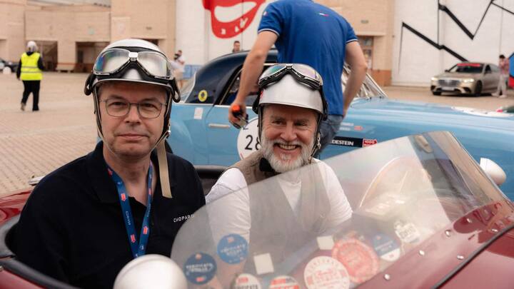 MIT HELM UND SCHUTZBRILLE Der BILANZ-Autor und Rallye-Navigator (links) mit seinem Fahrer – bereit zum Start.