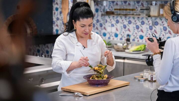 ELIF OSKAN BEIM KOCHEN Legt viel Wert auf soziale und kulturelle Aspekte des Essens. Lockert die TV-Show «Masterchef Schweiz» erheblich auf.