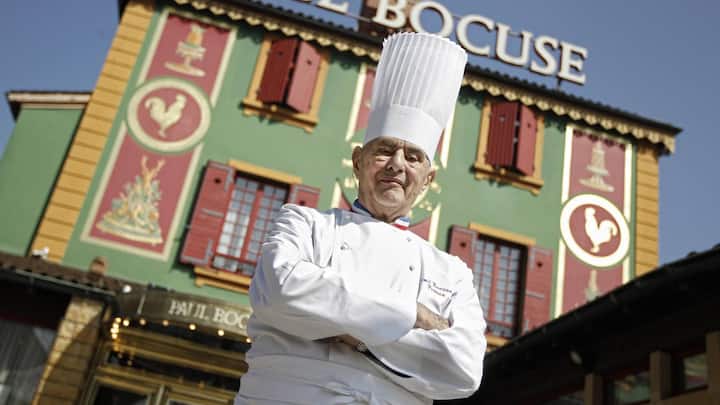 PAUL BOCUSE Er war wohl der erste Koch, der es zu internationalem Ruhm als Person brachte. Präsentierte sich gern ausgiebig seinen Gästen, sodass sich manche fragten, ob er noch selber am Herd stehe.