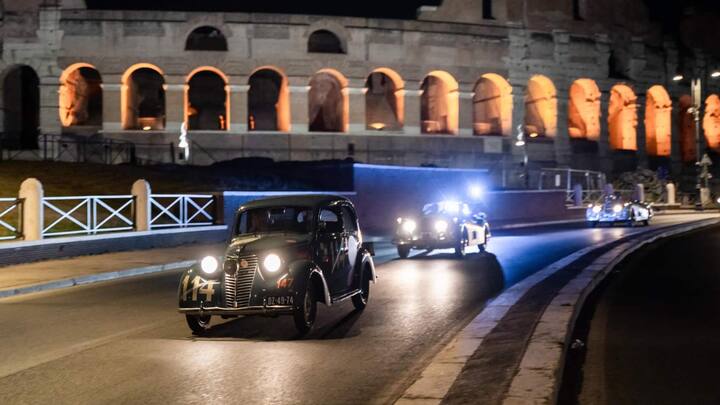 FAHRT IN DIE EWIGE STADT Der Mille-Miglia-Corso zieht am Kolosseum vorbei. An der Spitze: ein Fiat 110 B Berlina von 1949.