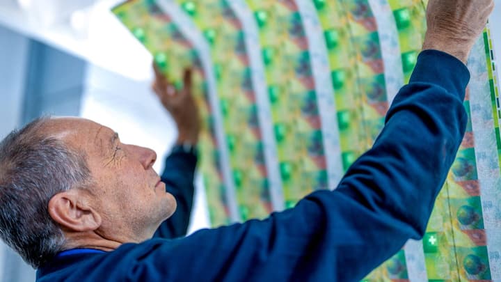 Fälschern einenSchritt vorausEinige Sicherheits-­Features wie die ­mikroskopisch kleine Perforierung sieht man nur im Gegenlicht.