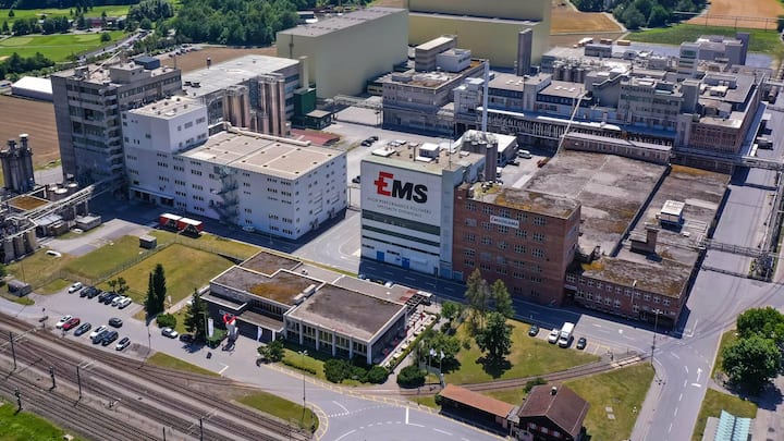 Die EMS-Chemie Holding AG in Domat-Ems mit der Drohne fotografiert, aufgenommen am Freitag, 10. Juli 2020, bei der Halbjahres Bilanz Medienkonferenz fuer Januar 2020 bis Juni 2020 der EMS-Chemie Holding AG im Buendnerischen Domat-Ems. Die EMS-Gruppe erzielte im 1. Halbjahr 2020 einen Nettoumsatz von 849 Millionen Franken und ein Betriebsergebnis von 229 Millionen Franken. Die Nettoliquiditaet stieg von 696 Millionen Franken auf 864 Millionen Franken. (KEYSTONE/Eddy Risch)