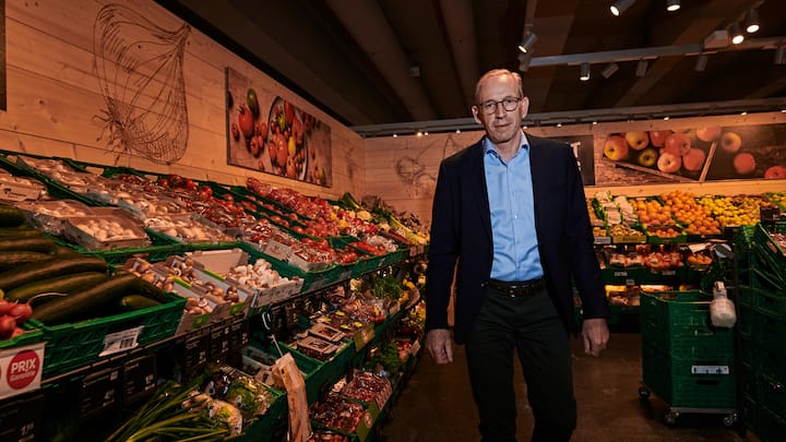 Der Basler Detailhändler kämpft gegen sein Preisimage. Er gilt als teuer. Deshalb «attackiert» Unternehmensleiter Philipp Wyss mit der Billig­linie Prix Garantie die Konkurrenz, wie er selber sagt.