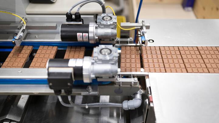 Coop vs. Migros: Industriebetriebe: Für Chocolat Frey der Migros war die Schweiz zu klein. Der jüngst abgesetzte Chef des Kaffee- und Schokoladen­geschäfts suchte den Erfolg im Ausland. Davon hält Mario ­Irminger wenig. Coop setzt stark auf Bio­schokolade. In diesem Bereich ist die Tochter Halba grösster Schweizer Hersteller.