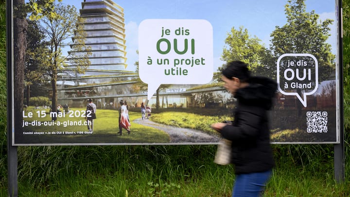 Plakat zur Abstimmung vom Mai 2022 über den ­Neubau des Firmensitzes von Swissquote in Gland VD.