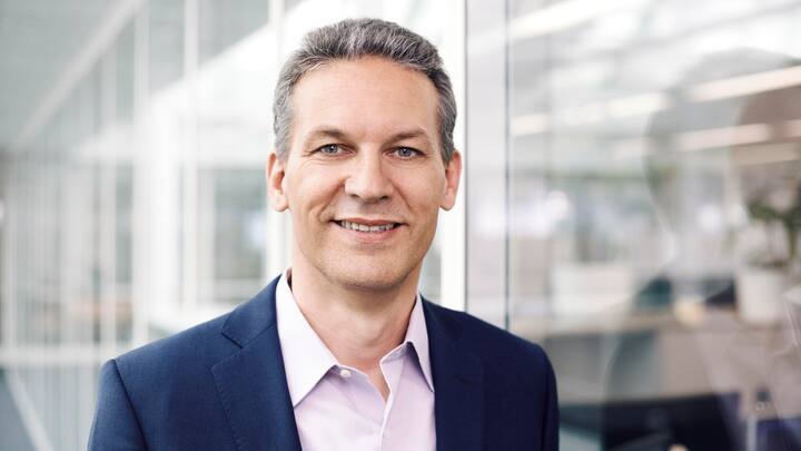 Bahnbrechende Neuheit Arnd Kaldowski, CEO des Schweizer Herstellers Sonova, hat für die bald anstehende neue Gerätegeneration viel versprochen. In der Schweiz ist das Unternehmen mit der Marke Phonak aktiv.