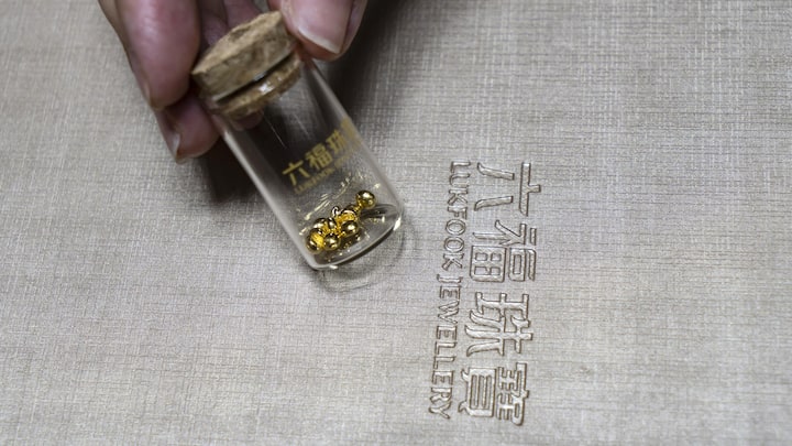 GoldbeansIn China waren die Alternativen für Anleger schon vor der Krise auf dem Immobilienmarkt nicht gross. Bei ­jungen Chinesen liegt physisches Gold voll im Trend. In Gläsern sammeln sie Goldbeans. Stolz werden die Schätze in den sozialen Medien präsentiert.