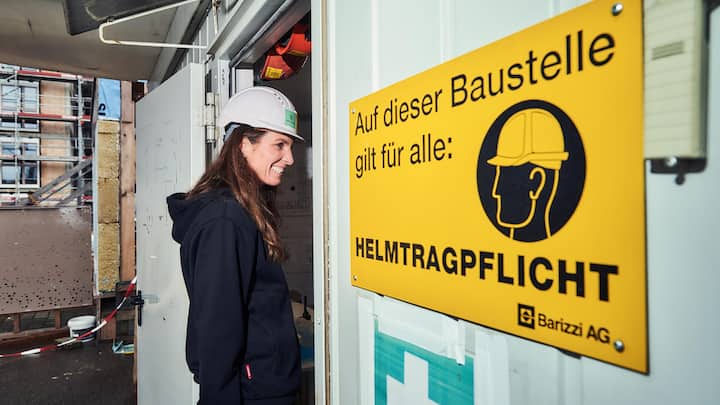 besuch auf derbaustelleDaniela Spuhler an der Tür zum Pausencontainer auf dem Gelände ihrer Baustelle in Dübendorf. Drin sitzen ihre Mitarbeiter.