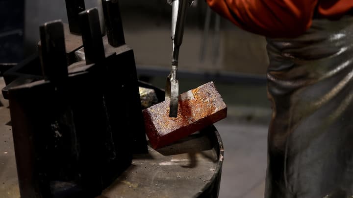 Ein Rares gutLaut World Gold Council wird die Erschliessung neuer Goldquellen immer schwieriger. Wurden 2022 noch 3060 Tonnen Gold gefördert, lag die Produktion 2023 nur noch bei 3000 Tonnen. Allein die Zentralbanken legten sich im Vorjahr 1000 Tonnen Gold zu.
