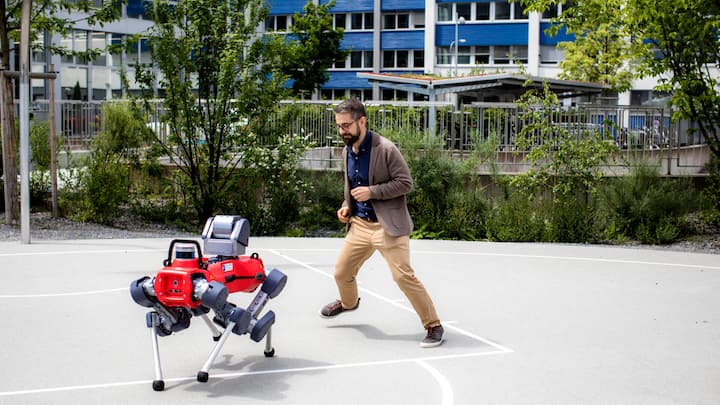 Vierbeiniger FreundPéter Fankhauser mit dem von seiner Firma Anybotics entwickelten Anymal. Sogar Treppen steigen kann der Roboter.