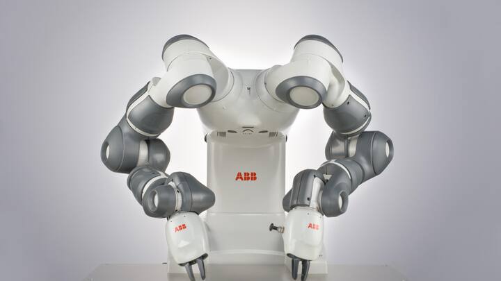KollaborativDer Yumi von ABB kann mit Menschen zusammen­arbeiten und braucht daher anders als andere Industrieroboter keinen Käfig.