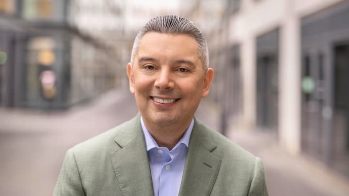Der Technologie-Chef:Mike DarganDer Engländer muss das Herzstück der Übernahme liefern: die Datenmigration. Von 32 Datencentern sollen 14 bleiben: «Derzeit haben wir keine Verzögerung.»
