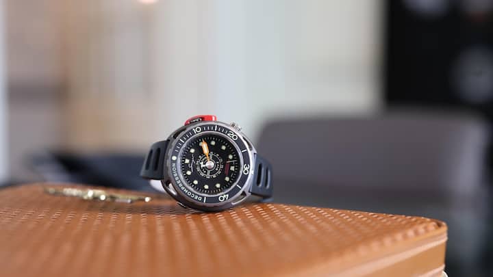 Singer Reimagined versenkt mit der Divetrack ein Haute-Horlogerie-Werk auf maximal 300 Meter Tiefe.