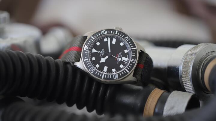 Die Schwestermarke von Rolex hat 2012 mit den Taucheruhrenfamilien Black Bay und Pelagos den Grundstein für ein beispielloses Comeback gelegt, die Pelagos FXD wurde mit Blick auf die militärischen Modelle der Genfer Uhrenmarke 2021 eingeführt.