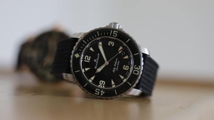 Nach der auf dreimal 70 Stück limitierten «Act 1» 2023 und der Scuba Fifty Fathoms mit der Konzernschwester Swatch nimmt Blancpain 2024 den Taucheruhren-Klassiker offiziell mit 42,3 grossem Gehäuse in die Kollektion auf.