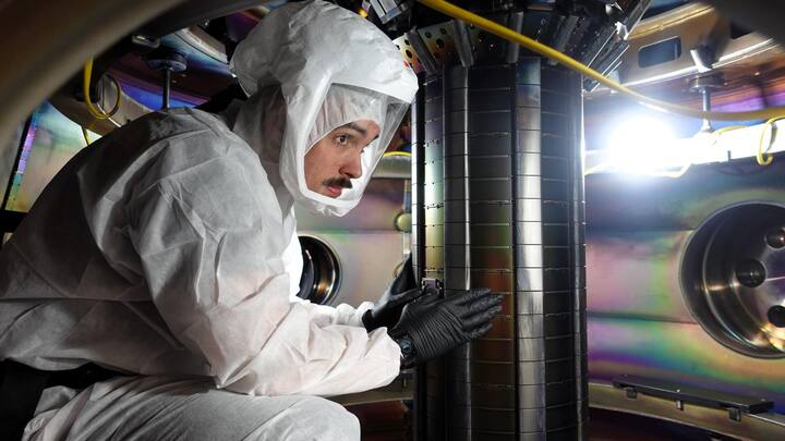 RadioaktivitätsarmEin Ingenieur im Inneren des Reaktors von Tokamak Energy.