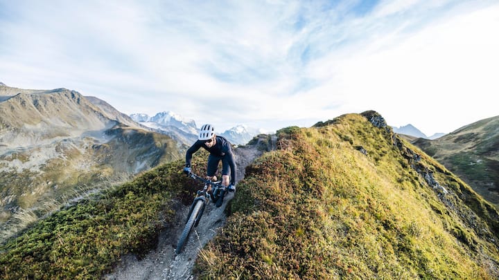 Über Stock und SteinOb Profis oder Amateure: Mit elektrischem Support ist man ­schneller und ringer auf dem Gipfel, im Bild ein E-Bike von Scott.