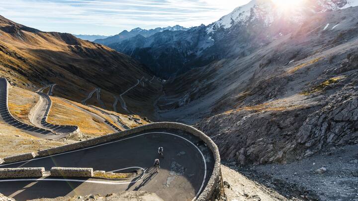 Velo-Thrill: Zwei Biker, die es ernst meinen, quälen sich nach oben auf das Stilfser Joch, auch bekannt als Stelvio – nur mit Muskelkraft.
