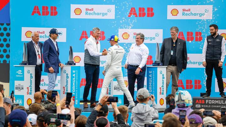 PodestplatzWierod bei der Siegerehrung des Berliner Grand Prix in der Formel E, die von ABB ­gesponsert wird.