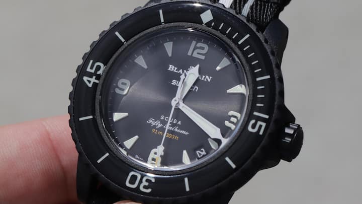 Von den sechs Modellen in der Kollektion verfügen vier über ein Datumsfenster zwischen 4 und 5 Uhr; die «Ocean of Storms» ist dabei das einzige mit einem Zifferblatt mit Sonnenschliff.