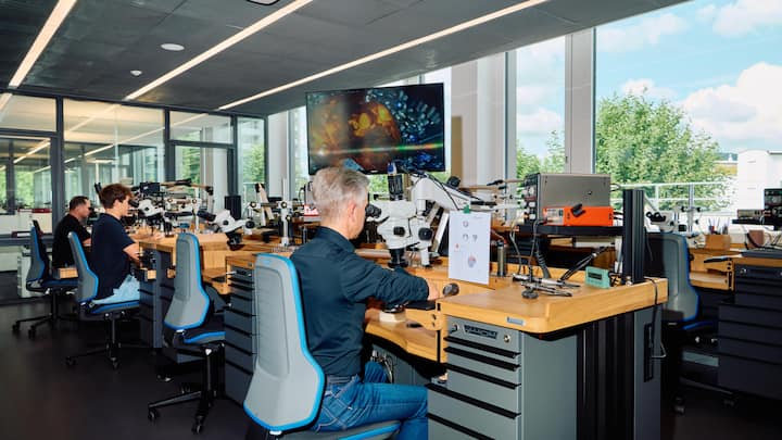modernDas neue Atelier ist offen, hell und bietet den Kunsthandwerkern ausreichend Platz zur Ausübung ihrer Metiers.