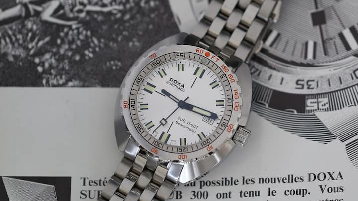Tiefer als jedes Schweizer Gewässer: die SUB 1500T aus aktueller Produktion (hier die «Searambler» mit silberfarbenem Zifferblatt vor dem Original von 1967) ist sogar bis 1500 Meter wasserdicht.