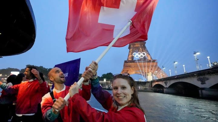 Auf dem PodestAn den Olympischen Spielen in Paris trat die Schweizer Delegation (im Bild Nino Schurter und Nina Christen bei der Eröffnungsfeier auf der Seine) im Outfit von On an. Das verschaffte der Marke weltweite Aufmerksamkeit.