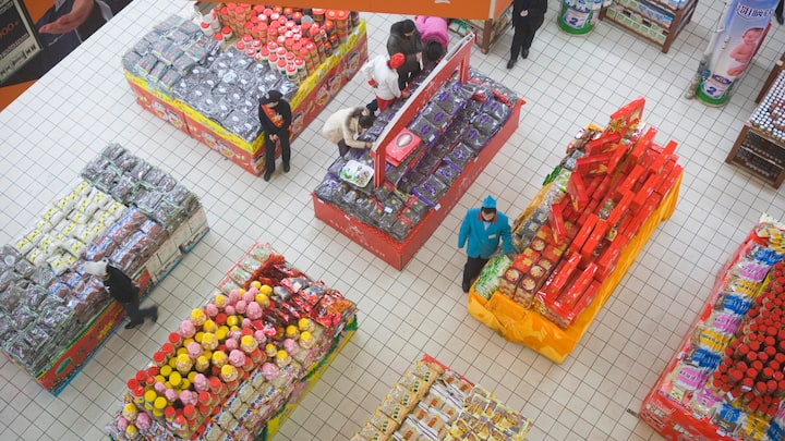 ChinaDer Fokus auf den Binnenmarkt soll die ­Abhängigkeit von den zyklischen Exporten reduzieren. Doch durch die Immobilienkrise ist China wie gelähmt. Verunsichert sitzen die Chinesen auf ihrem Geld. Ein Boom an der Börse könnte den privaten Konsum wiederbeleben. Die Zentral­regierung hat schon einige Massnahmen ergriffen. Doch es braucht noch viele mehr.