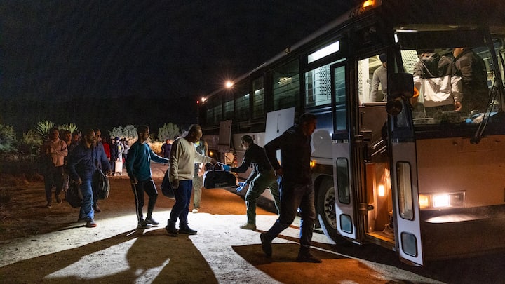 MigrationWas Donald Trump mit Menschen ohne Aufenthaltstitel machen will, hat er im Wahlkampf wiederholt zum Ausdruck gebracht. Verweist er elf Millionen Menschen des Landes, könnte die US-Wirtschafts­leistung einbrechen. Denn auch Menschen ohne Greencard konsumieren. Die Lohnkosten hingegen könnten explodieren.