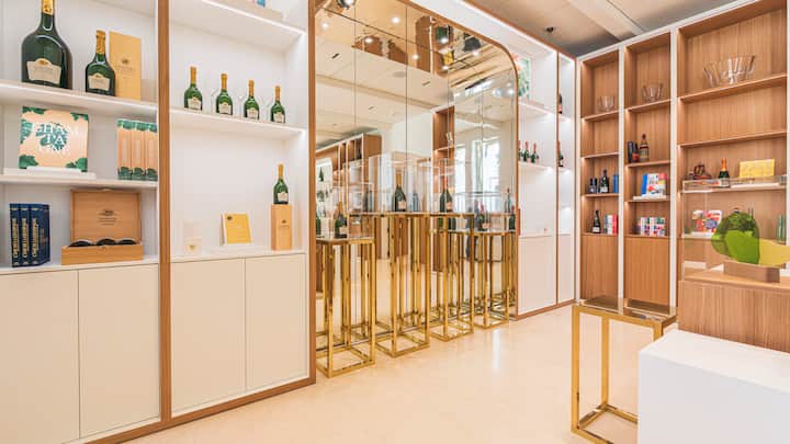 kaufen beim ProduzentenDas traditionsreiche Champagner-Haus Taittinger betreibt seit diesem Sommer eine eigene Boutique.