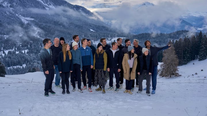 selfie Das Global-Leadership-Team beim ­Managementmeeting auf der Lenzerheide: Narek Verdian, David Allemann, Thilo Brunner, Amanda Regele, Tanya Bain, Nils Altrogge, Florian Maag, ­Gerald Marolf, Julie Pender, Samuel Wenger, Marc Maurer, Martin Hoffmann, Rebecca Cai, Dan Schade, Olivier Bernhard, Bianca Pestalozzi-Houchangnia, Caspar Coppetti (von links).