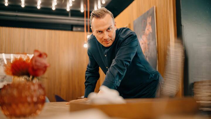 TIM RAUE Sein gleichnamiges Restaurant in Berlin trägt zwei «Michelin»-Sterne und gehört zu den 50 besten der Welt.