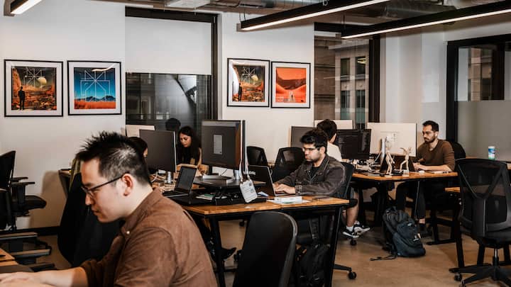 TeamJohnny Ho (l.) und Aravind Srinivas (M.) mit Mitarbeitern in ihrem ­alten Büro in San Francisco.