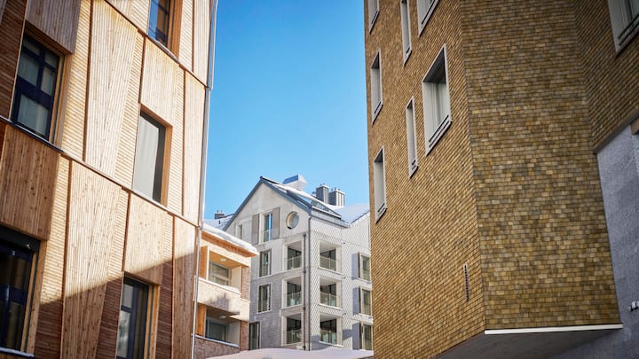 Kein EinheitsbreiDie Häuser in Andermatt-Reuss stammen von verschiedenen Architekten, um den Eindruck eines geklonten Retortenorts zu vermeiden.