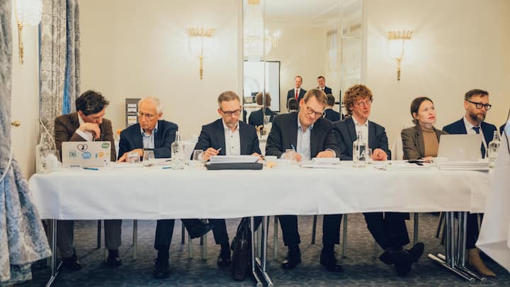 versuchten die Testkundin –und die Jury – mit einem auf sie zugeschnittenen Topfmodell von sich zu überzeugen.