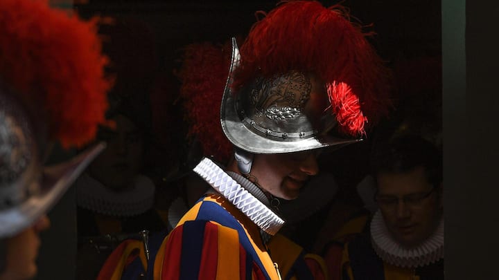 Kleinste Armee der Welt: Seit 500 Jahren stehen die Schweizergardisten im Dienst des Papstes und beschützen ihn, wenn es sein muss, mit ihrem Leben.