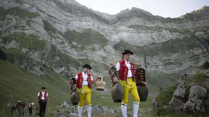 Sennen mit Schellen und Kuehe bei der Alpabfahrt (Alpabzug) der Familie Pfaendler von der Potersalp unter dem Saentis, am Samstag, 19. August 2023, in Schwende-Ruete. Die Familie nimmt nach dem Alpsommer mit Geissen und 27 Kuehen die drei Stunden Marsch nach ins Tal nach Urnaesch unter die Fuesse. (KEYSTONE/Gian Ehrenzeller)