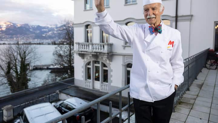 ANTON MOSIMANN Schweizer Koch in London. Er wurde mit seinen Menüs für die britische Queen berühmt, zumindest jedenfalls in der «Schweizer Illustrierten». Seine Mütze zitiert womöglich Bocuse.