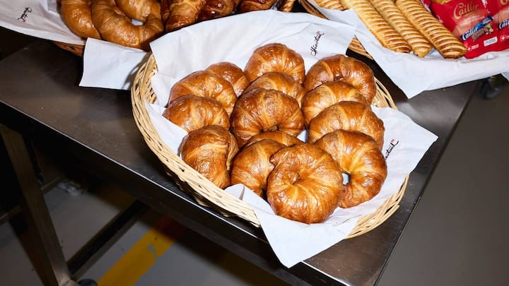 Das Gipfelider NationDie zu Aryzta gehörende Hiestand ist in der Schweiz vor allem für ein Produkt ­bekannt: den Buttergipfel.