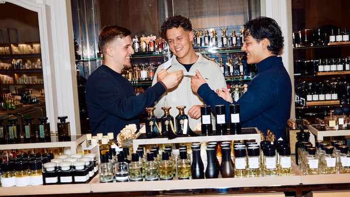 Parfum-AficionadosTimon Rosenberger, Finn Kuhn und Hilario Gonzalez (v.l.) tauschen sich in Parfümerien, aber vor allem auch auf Plattformen und Social Media aus.