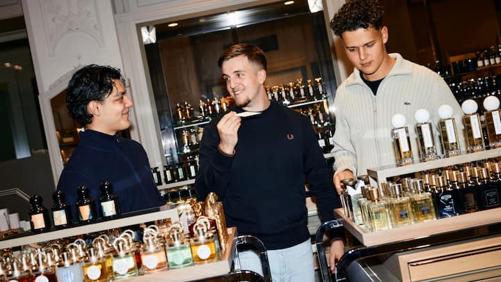 Auf der SucheDie drei Freunde Hilario, Timon und Finn (v.l.), zwischen 19 und 20 Jahre alt, probieren neue Düfte aus. Wenn das Parfum im Laden erhältlich ist, dann vor Ort, sonst bestellen sie kleine Abfüllungen online.
