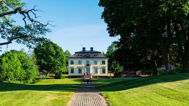 Das Herrenhaus aus dem Jahr 1692 verfügt über 14 Schlafzimmer und direkten Wasserzugang. Sein Preis bei Sotheby’s: 7,3 Mio. Franken.